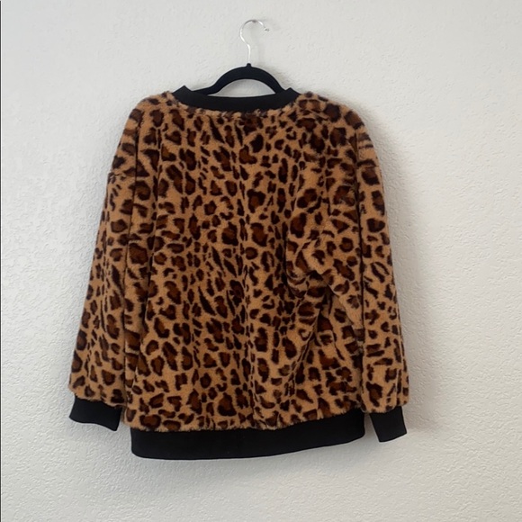 Soft Cozy Trendy New Leopard Sweater sz Med - Picture 3 of 3